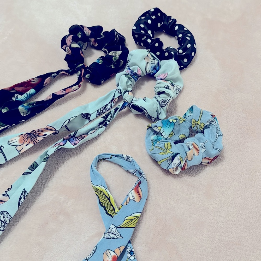 Scrunchie set with tails. Removable. Excellent condition.